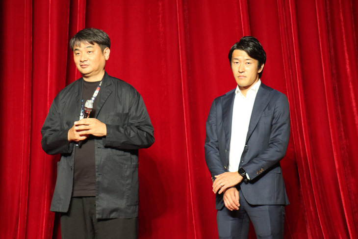 Biên kịch Takuma Takasaki (trái) và nhà đồng sản xuất Koji Yanai - Ảnh: TÔ CƯỜNG
