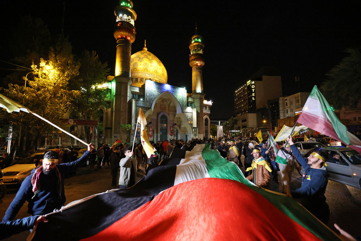 Người Iran đổ xuống đường sau vụ tấn công vào Israel - Ảnh: AFP