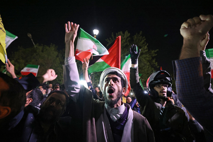 Người dân Iran đổ xuống đường ăn mừng vụ tấn công trực tiếp vào Israel - Ảnh: AFP