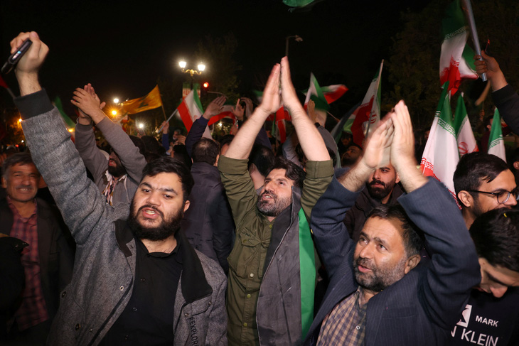 Người Iran ở Tehran xuống đường và thể hiện phản ứng khi Iran tấn công Israel - Ảnh: REUTERS