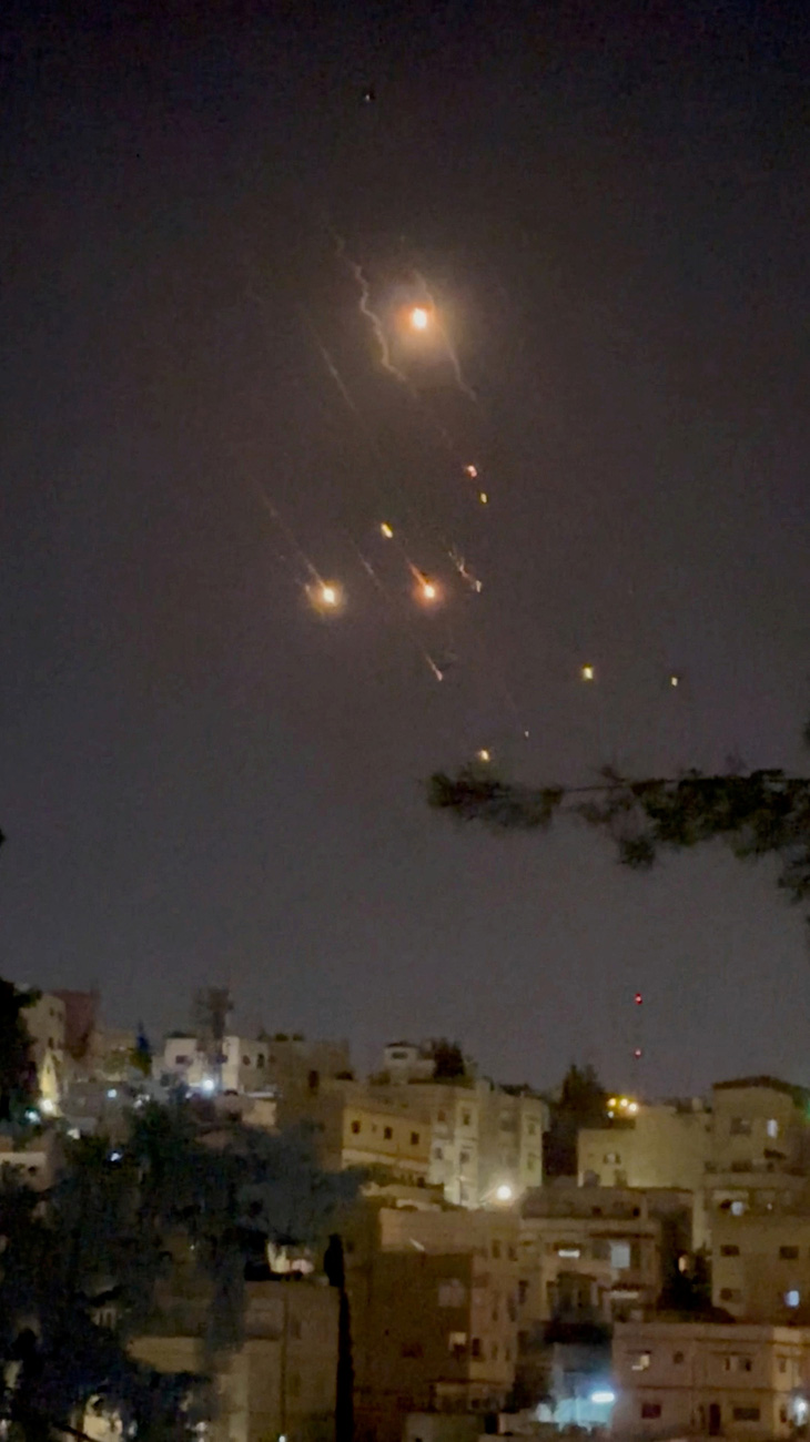 Các vật thể trên bầu trời thành phố Amman của Jordan sau khi Iran tiến hành cuộc tấn công bằng máy bay không người lái hướng về lãnh thổ Israel, trong ảnh chụp ngày 14-4 - Ảnh: REUTERS