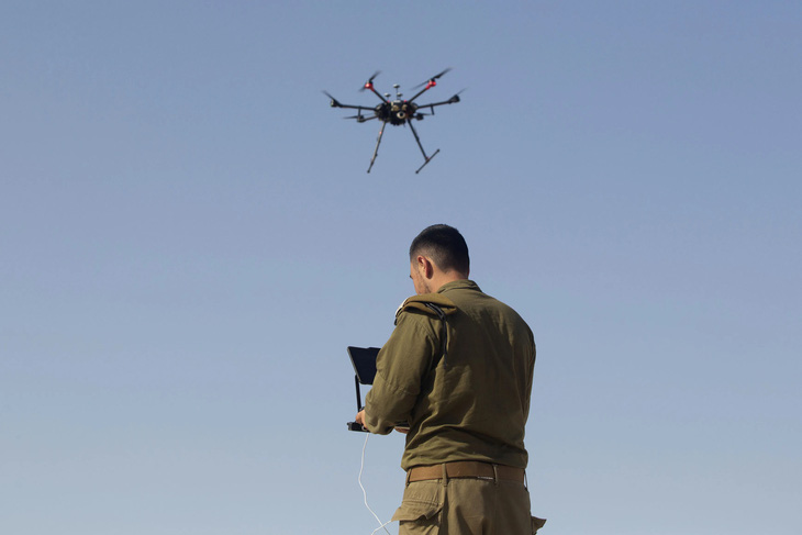 Một binh sĩ Israel đang điều khiển máy bay không người lái (drone) ở Dải Gaza - Ảnh: AXIOS