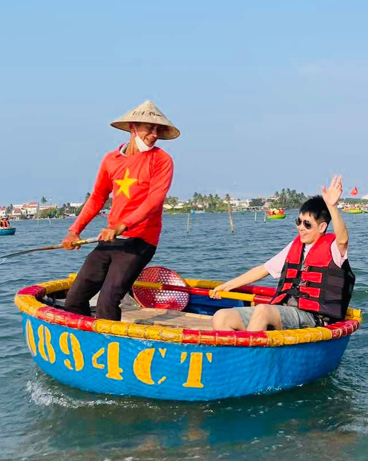 Chàng diễn viên khoe ảnh được trải nghiệm thuyền thúng - Ảnh: Jimmy Lin