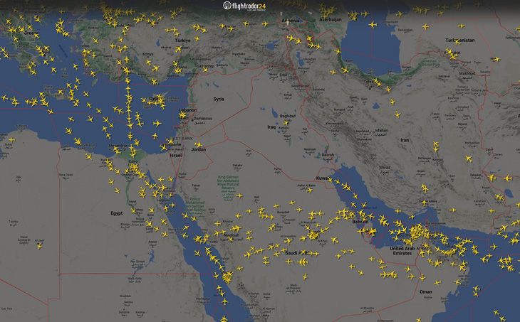 Bản đồ các chuyến bay cho thấy rất nhiều máy bay đã đổi lộ trình hoặc hủy chuyến để tránh không phận Iran và Israel sáng 14-4 - Ảnh: FLIGHT RADAR 24