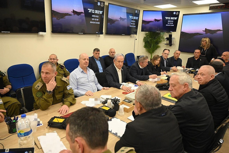 Thủ tướng Israel Benjamin Netanyahu (giữa) trong cuộc họp nội các chiến tranh ngày 14-4 - Ảnh: AFP