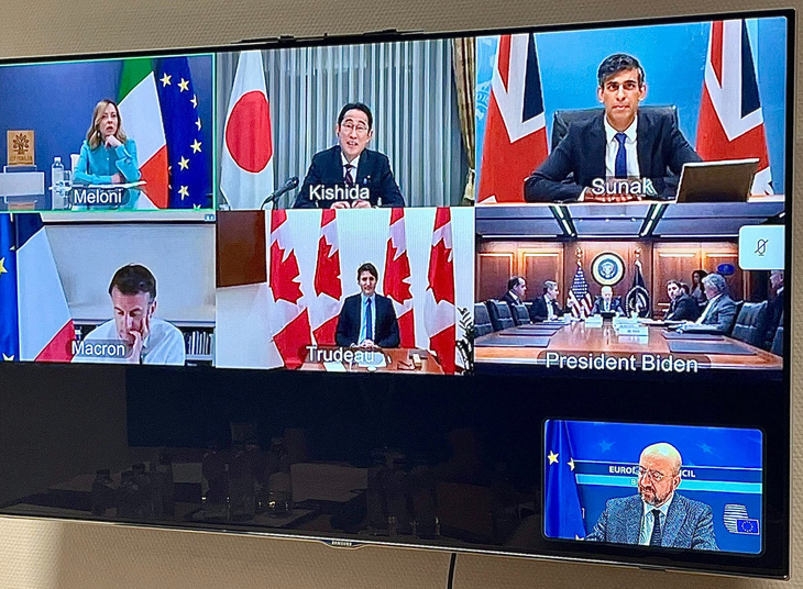 Màn hình TV cho thấy cuộc họp trực tuyến ngày 14-4 giữa lãnh đạo các nước G7 và Chủ tịch Hội đồng châu Âu Charles Michel - Ảnh: X/CHARLES MICHEL