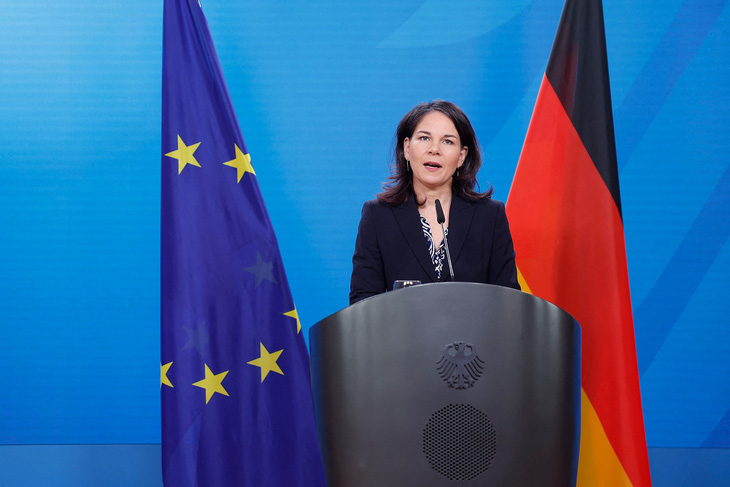 Ngoại trưởng Đức Annalena Baerbock phát biểu về tình hình Trung Đông sáng 14-4 - Ảnh: AFP