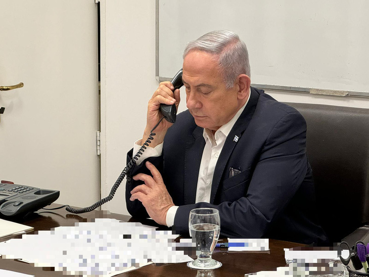 Thủ tướng Israel Benjamin Netanyahu nói chuyện qua điện thoại với Tổng thống Mỹ Joe Biden sau vụ tấn công của Iran - Ảnh: REUTERS