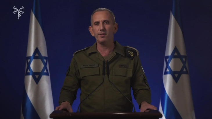 Người phát ngôn Lực lượng phòng vệ Israel Daniel Hagari đưa ra thông báo từ Tel Aviv vào sáng sớm 14-4 - Ảnh: CNN/IDF