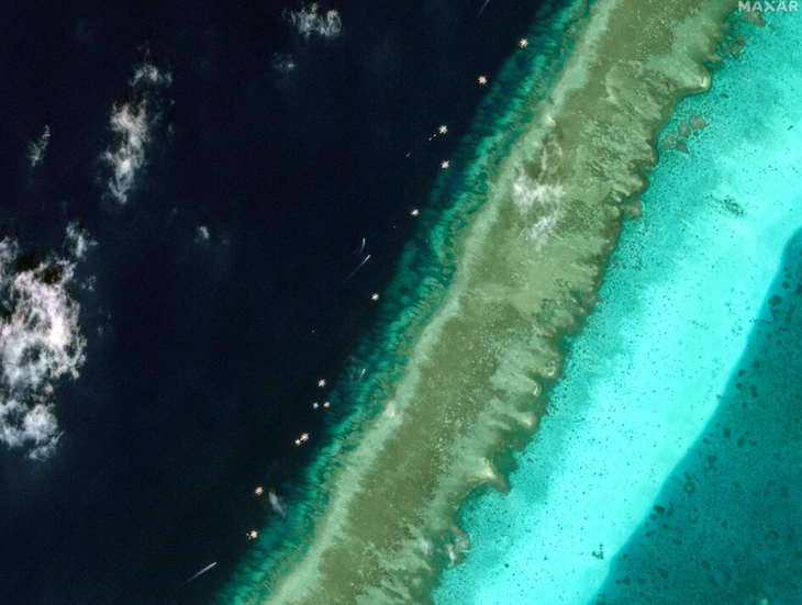 Các tàu của Philippines được nhìn thấy xung quanh bãi cạn Scarborough ở Biển Đông tháng 2-2024 - Ảnh: REUTERS