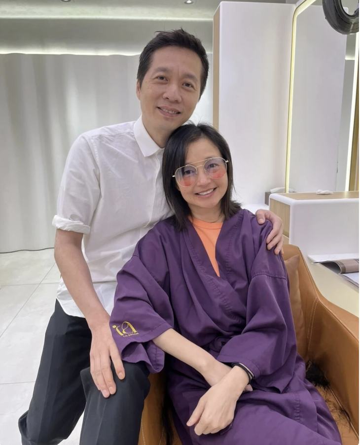 Lý Ỷ Hồng đi làm tóc khi về lại Hong Kong