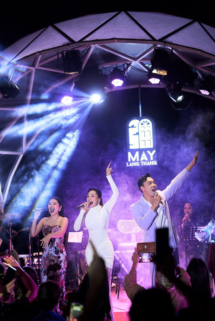 Khách mời đặc biệt trong đêm nhạc của Hồ Quỳnh Hương tại Đà Lạt lần này là Lê Việt Anh và Nguyễn Kiều Oanh.