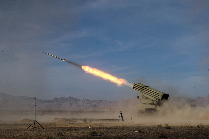Một tên lửa được phóng trong cuộc tập trận quân sự ở Isfahan, Iran, ngày 28-10-2023 - Ảnh: Quân đội Iran/WANA/REUTERS