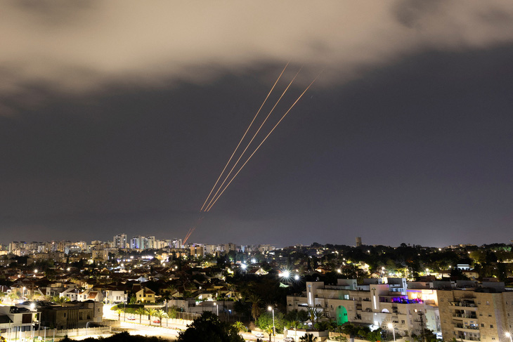Hệ thống chống tên lửa hoạt động sau khi Iran phóng máy bay không người lái và tên lửa về phía Israel, ngày 14-4 - Ảnh: REUTERS