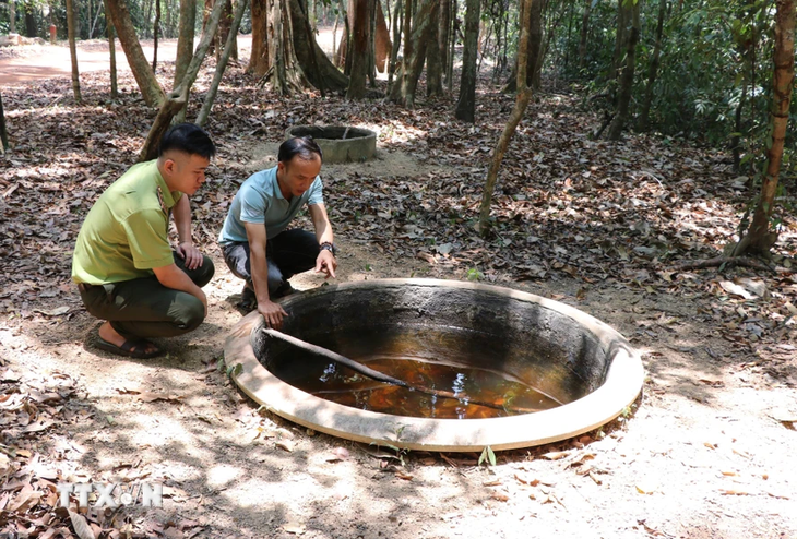 Lực lượng kiểm lâm và cán bộ của Khu bảo tồn thiên nhiên văn hóa Đồng Nai kiểm tra một điểm tiếp nước cho động vật hoang dã tại rừng Mã Đà