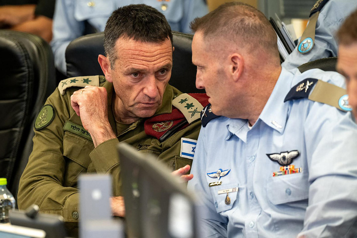 Người đứng đầu quân đội Israel, tướng Herzi Halevi (trái) tại cuộc họp khẩn sáng 14-4, sau vụ tấn công của Iran - Ảnh: AFP