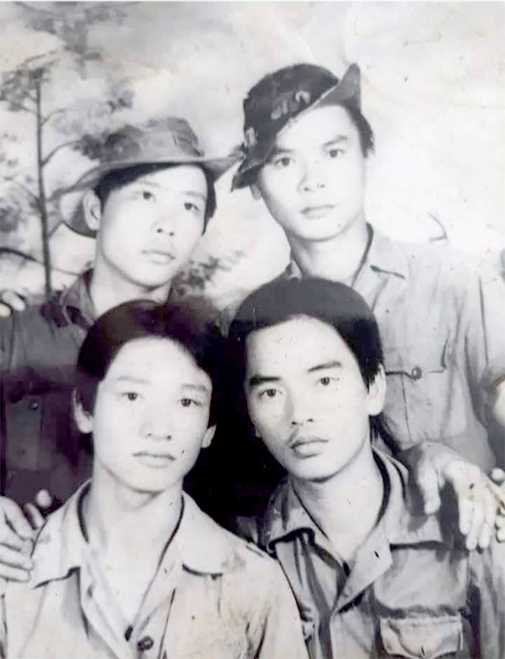Chiến sĩ công binh hải quân Trần Quang Dũng (hàng sau, bên phải) cùng đồng đội ở Cam Ranh trước khi ra xây dựng đảo năm 1988 - Ảnh tư liệu gia đình