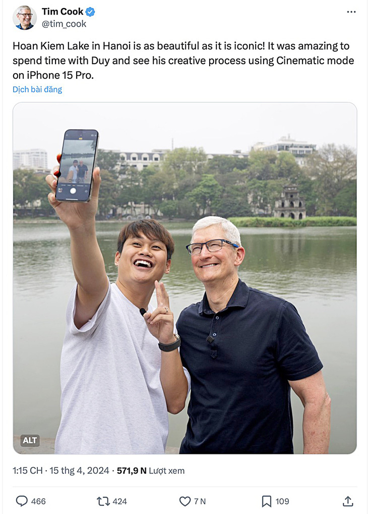 CEO Tim Cook chia sẻ hình ảnh selfie cùng reviewer công nghệ Ngô Đức Duy (Duy Thẩm) bên hồ Gươm trên mạng xã hội X - Ảnh: Tài khoản X của TIM COOK