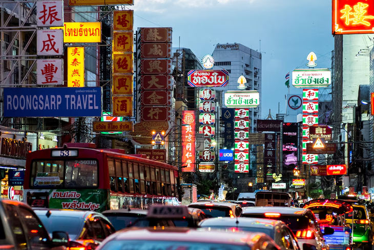 Đường phố Bangkok, Thái Lan chiều tối 6-1-2023 - Ảnh: REUTERS