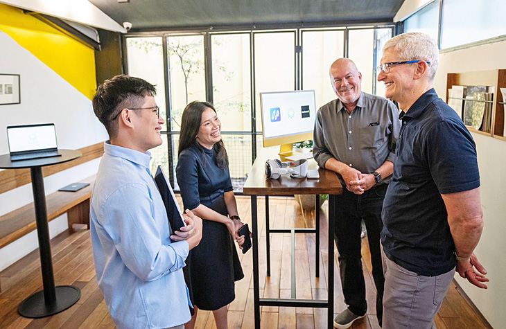 CEO Apple Tim Cook gặp gỡ các lập trình viên tại Việt Nam đang phát triển ứng dụng cho sản phẩm Vision Pro của Apple - Ảnh: Tài khoản X của TIM COOK