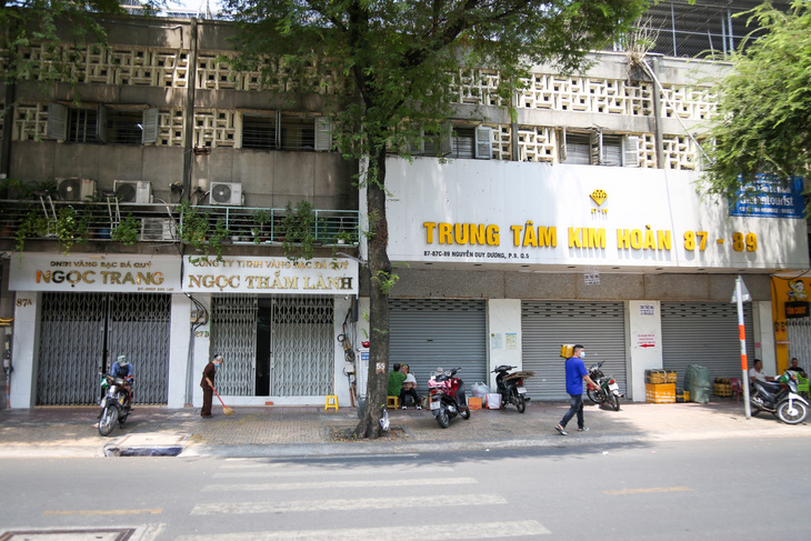 Nhiều tiệm vàng trên đường Nguyễn Duy Dương đóng cửa vào hôm nay - Ảnh: PHƯƠNG QUYÊN