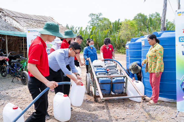 Hỗ trợ nước ngọt cho người dân tại hai xã Phú Đông và xã Phú Tân (huyện Tân Phú Đông, tỉnh Tiền Giang) - Ảnh: NVCC