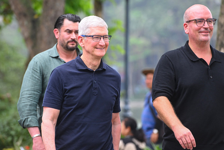 Chuyến thăm bất ngờ của vị CEO đã khiến giới yêu thích công nghệ Việt Nam phấn khích và bày tỏ nhiều mong đợi về các chính sách của Apple tại Việt Nam trong thời gian tới - Ảnh: AFP