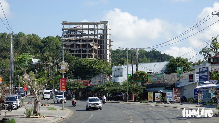 Tòa nhà 12 tầng xây trái phép ở xã Dương Tơ (TP Phú Quốc) đang trong quá trình tháo dỡ - Ảnh: CHÍ CÔNG