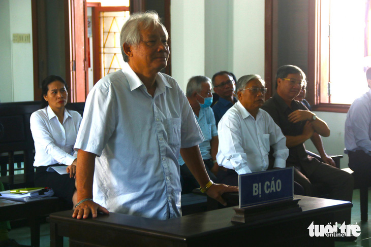 Cựu chủ tịch UBND tỉnh Phú Yên Phạm Đình Cự cùng đồng phạm được hưởng án treo - Ảnh: NGUYỄN HOÀNG