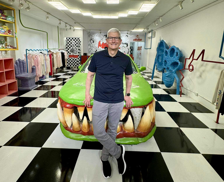 CEO Apple Tim Cook thích thú chụp ảnh với chiếc xe "độ" lạ mắt của đạo diễn trẻ Phương Vũ - Ảnh: NVCC