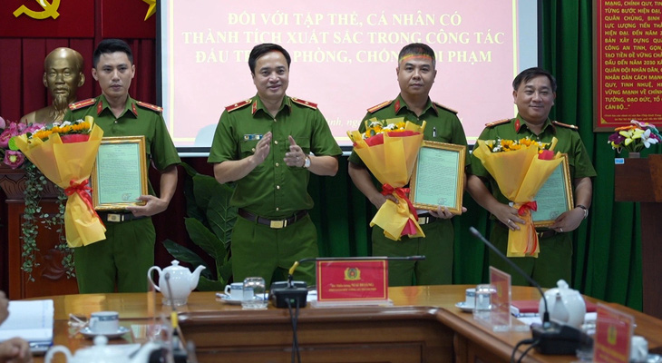 Thiếu tướng Mai Hoàng trao thư khen cho đại diện các tập thể có thành tích xuất sắc - Ảnh: CACC