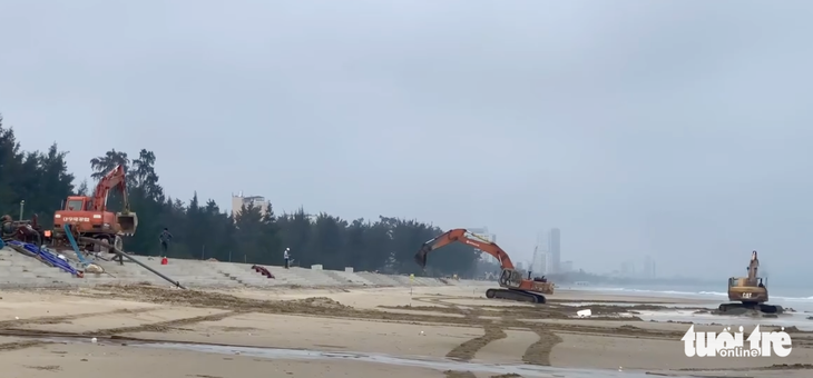 Máy móc tại hiện trường múc cát trái phép ở vùng biển Cửa Lò - Ảnh: Bạn đọc cung cấp