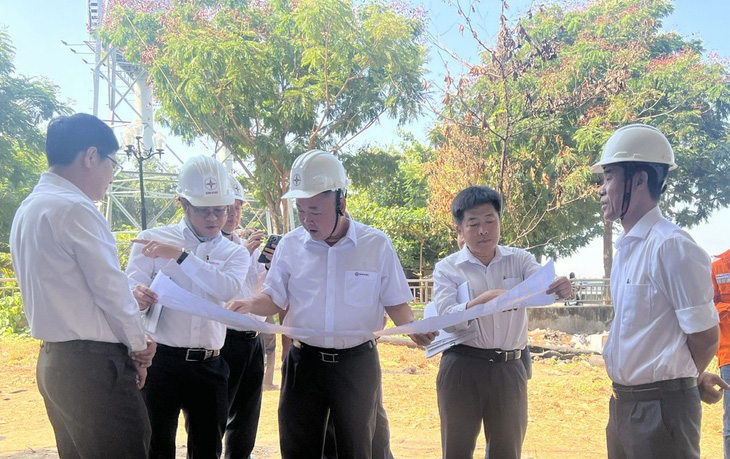 Ông Phạm Quốc Bảo - chủ tịch HĐTV Tổng công ty Điện lực TP.HCM (giữa) - kiểm tra dự án đường dây 220kV Cát Lái - Tân Cảng - Ảnh: ANH VIỆT