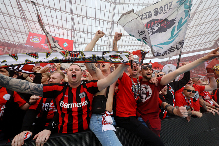 Niềm vui vỡ òa của CĐV Bayer Leverkusen - Ảnh: REUTERS