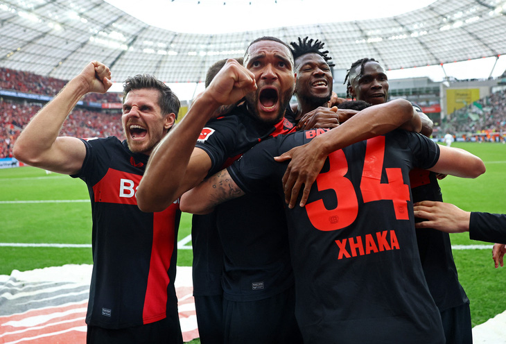 Niềm hạnh phúc lần đầu vô địch Đức của các cầu thủ Leverkusen - Ảnh: REUTERS