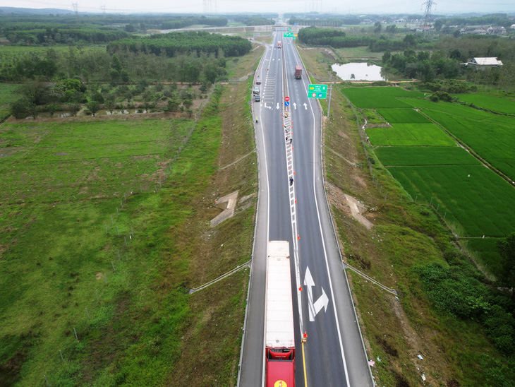 Xe chạy trên cao tốc Cam Lộ - La Sơn đã vượt ngưỡng thiết kế, cần phải mở rộng để phục vụ nhu cầu đi lại giai đoạn 2025 - 2030 - Ảnh: V.T