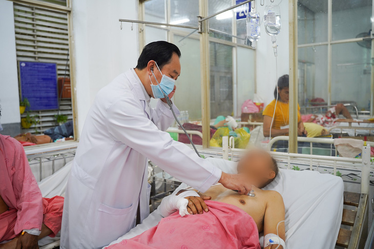 Các bác sĩ đang tích cực điều trị cho một số bệnh nhân trong vụ tai nạn tại tỉnh Kon Tum - Ảnh: Bệnh viện cung cấp