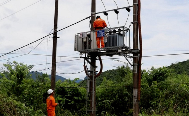 Cán bộ công nhân PC Quảng Bình tăng cường kiểm tra trạm biến áp có tổn thất điện năng cao để phát hiện tình trạng trộm cắp điện - Ảnh: Hương Nguyên