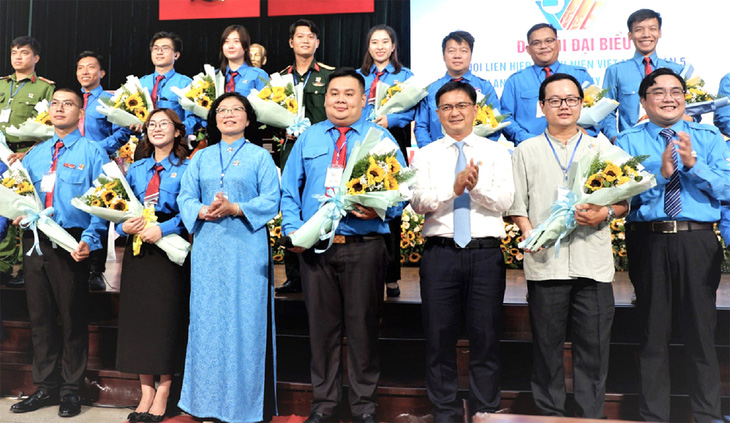 Tặng hoa chúc mừng và ra mắt Ủy ban Hội LHTN Việt Nam quận 5 nhiệm kỳ 2024 - 2029 - Ảnh: K.ANH