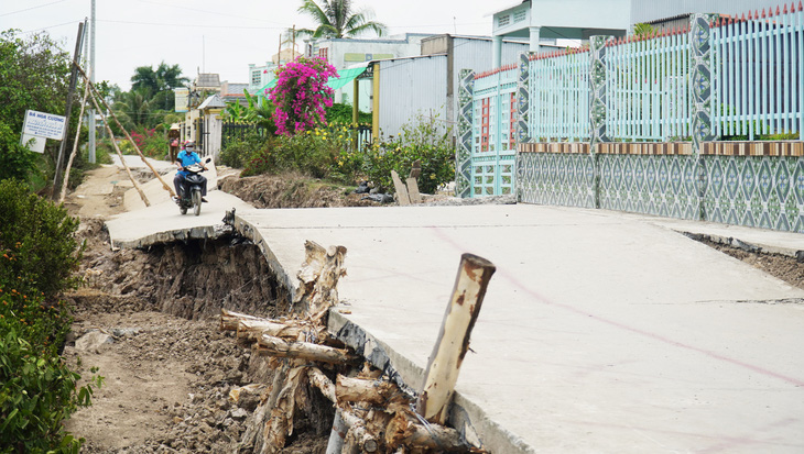 Sạt lở, sụt lún đất ở huyện Trần Văn Thời đã làm chia cắt giao thông, cuộc sống người dân bị đảo lộn - Ảnh: THANH HUYỀN