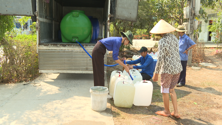 Thanh niên tình nguyện đã đến trực tiếp tại xã Tân Phước, huyện Gò Công Đông, tỉnh Tiền Giang chiết nước ngọt tặng bà con - Ảnh: THANH DỰ