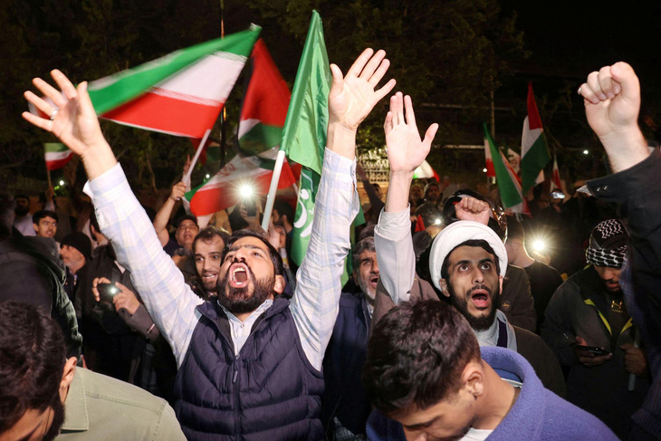 Người biểu tình hò hét trước Đại sứ quán Anh ở thủ đô Tehran sau khi Iran tấn công Israel ngày 14-4 - Ảnh: Reuters