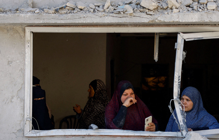 Người dân Palestine coi lại ngôi nhà bị tàn phá sau cuộc không kích của Israel ở thành phố Rafah, Dải Gaza, vào ngày 4-4 - Ảnh: AFP