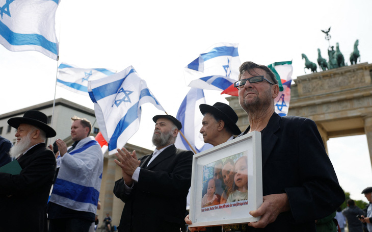 Nhiều người tụ tập ở cổng Brandenburg gate tại thủ đô Berlin, Đức, vào ngày 14-4 để thể hiện tình đoàn kết với Israel - Ảnh: AFP