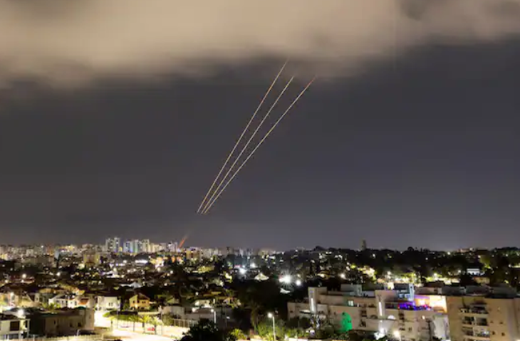 Một hệ thống chống tên lửa hoạt động sau khi Iran phóng máy bay không người lái và tên lửa về phía Israel đêm 13-4 - Ảnh: REUTERS