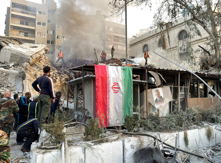 Khói bốc lên sau cuộc không kích của Israel khiến tòa Lãnh sự quán Iran ở thủ đô Damascus, Syria bị hư hại hôm 1-4 - Ảnh: REUTERS