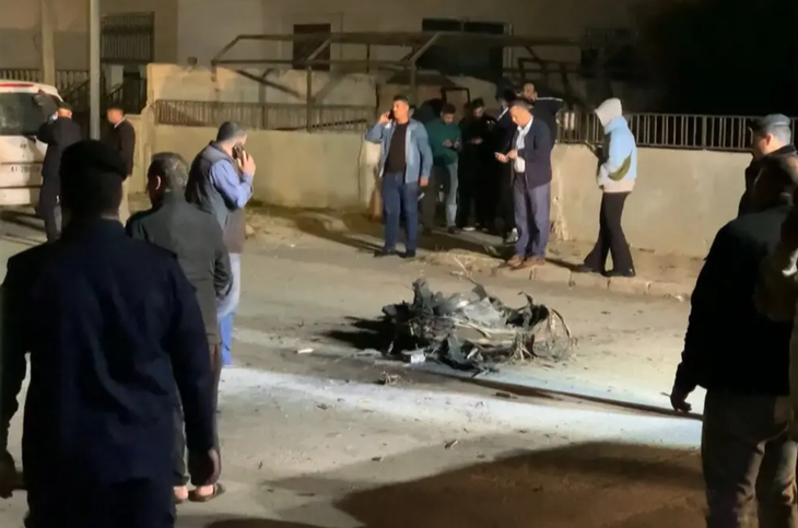 Người dân đứng xung quanh mảnh vỡ của một tên lửa mà lực lượng Jordan đã đánh chặn trên bầu trời thủ đô Amman, trong vụ Iran tấn công Israel vào sáng sớm 14-4 (giờ Việt Nam) - Ảnh: AFP