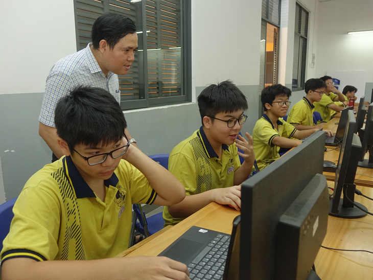 Học sinh lớp 10 ở Trường chuyên Lê Hồng Phong trong giờ học tin học - Ảnh: NHƯ HÙNG