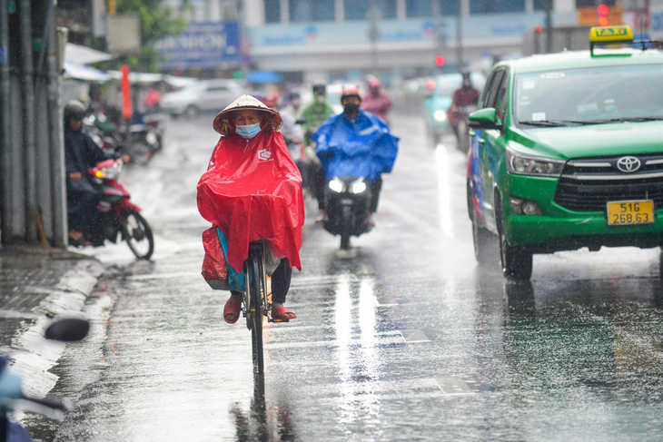 TP.HCM và các tỉnh Nam Bộ đang mong mỏi cơn mưa khi thời tiết quá nóng bức nhiều ngày - Ảnh: QUANG ĐỊNH