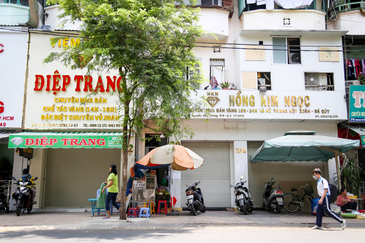 Nhiều tiệm vàng trên đường Nguyễn Duy Dương dán thông báo nghỉ dài ngày (ảnh chụp sáng 15-4) - Ảnh: PHƯƠNG QUYÊN